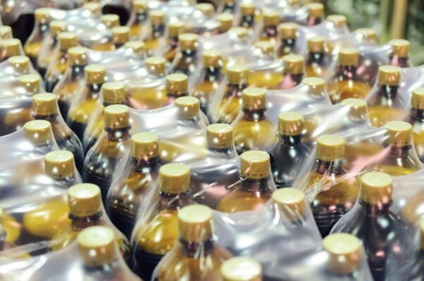 بسته بندی بطری ها و نوشیدنی ها با فیلم پی وی سی شرینک